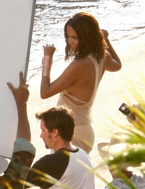 Halle-Berry-Shoot-Fragrance-Coty.jpg