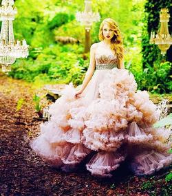 Taylor Swift Wonderstruck Gown, The Full View {Perfume Images & Ads}