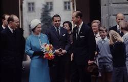 15 Olfactory Facts You Have to Know About Elizabeth II {Perfume List} {Celebrity Fragrances}
