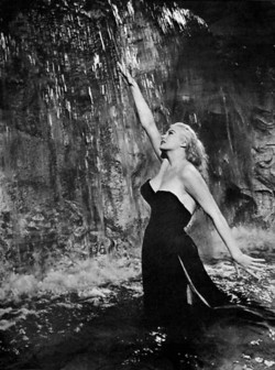 Natalie Portman in New Miss Dior Ad Campaign in Paris Channels La Dolce Vita {Perfume Images & Ads}