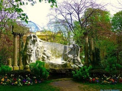 Romantic Garden in Paris: Glimpse of Spring {Perfume Images}
