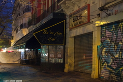 Eagles of Death Metal - Still up on the Marquee II - Les Eagles of Death Metal sont toujours là-haut sur la marquise II {Paris Street Photo}