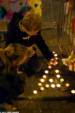 Drawing Resilience with Tealights - Dessiner la résilience avec des bougies - 130 Street Photographies after the Paris Attacks {Paris Street Photo}