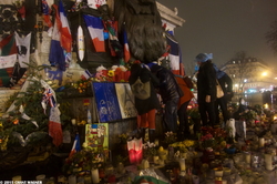 Saving Memorial Art from the Rain - Sauver un art de la mémoire de la pluie - 130 Street Photographies after the Paris Attacks {Paris Street Photo} 