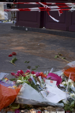 Flowers, Sawdust, Blood - Des fleurs, de la sciure et du sang - 130 Street Photographies after the Paris Attacks {Paris Street Photo}