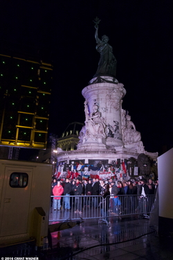 The Republic Stands United in Front of the Screens - La République est debout, unie devant les écrans - 130 Street Photographies after the Paris Attacks {Paris Street Photo}