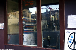 Letting the Light In - Laisser la lumière entrer - 130 Street Photographies after the Paris Attacks {Paris Street Photo}