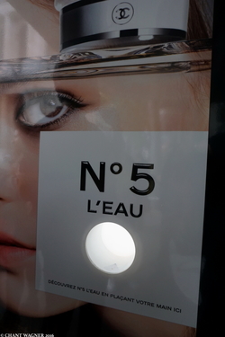 Advertising & Experiencing Chanel No.5 L'Eau as Direct Fragrancing // Field Notes {Perfume Images & Ads} {Paris Street Photography}