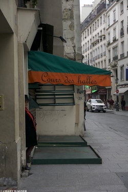 The Love Merchant // La marchande d'amour {Paris Street Photography}
