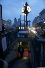Sneaking a Smoke // En Griller Une in Paris Moods // Climats de Paris {Paris Street Photogaphy}