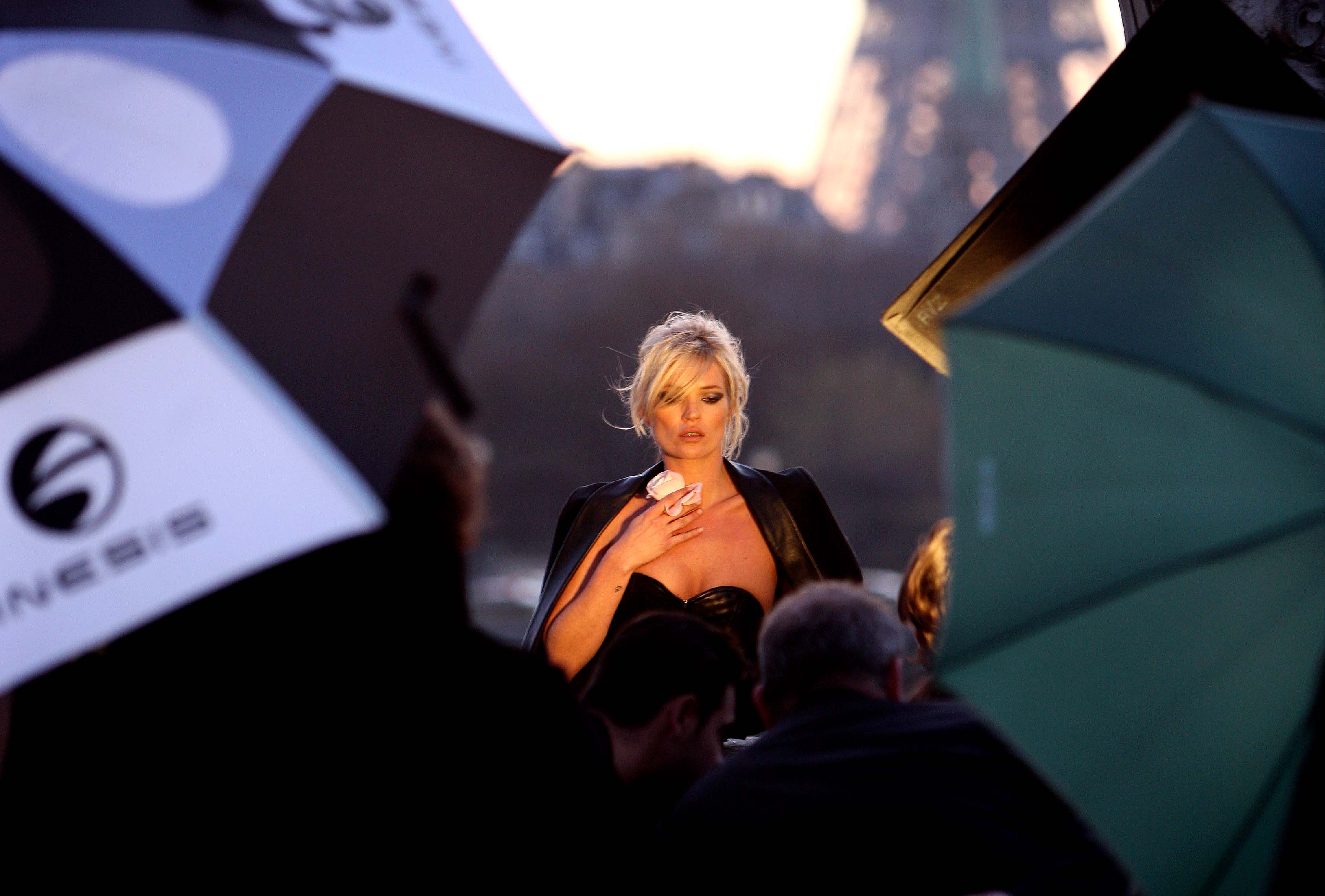 28157 Kate Moss at the Yves Saint Laurent photoshoot in Paris 9207 122 44lo Le blues du retour...