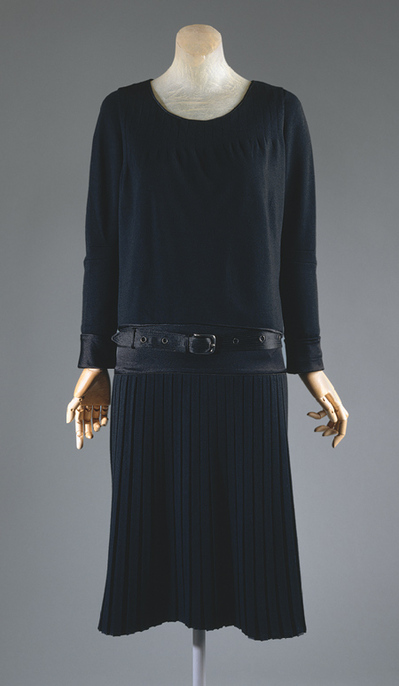 Chanel-Black-Dress-1927.jpg