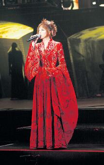 MyleneFarmer_robe.jpg