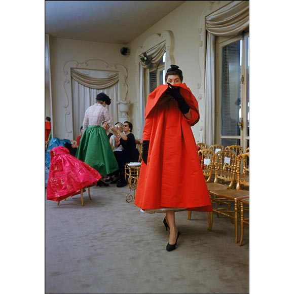 Salon_of_Balenciaga_Paris_1954.jpg