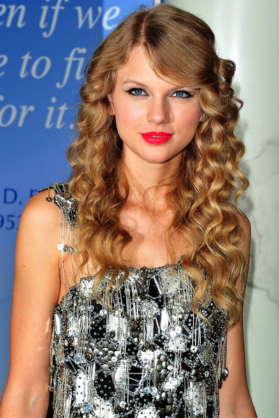 her naturally curly hair.