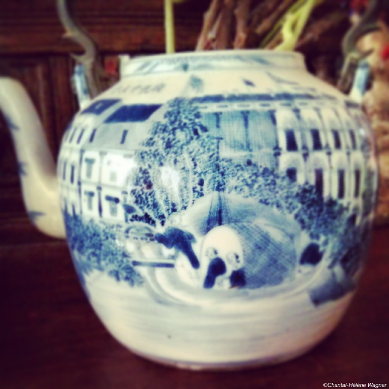 Tea_pot_maritime_motif.jpg