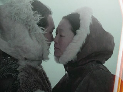 eskimos_rubbing_noses_Kissing.jpg